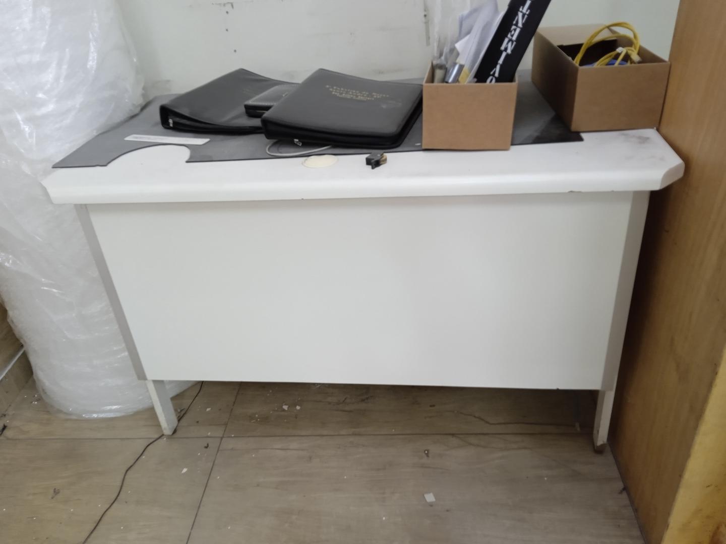 Mesa de Escritório c/ 3 gavetas e suporte p/ cpu em MDF Branco 80 cm x 120 cm x 70 cm