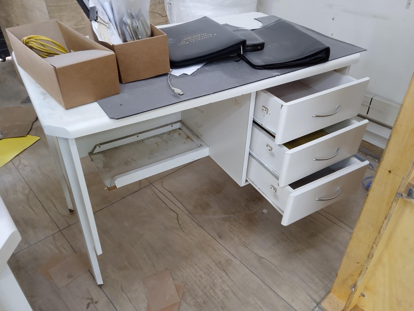 Mesa de Escritório c/ 3 gavetas e suporte p/ cpu em MDF Branco 80 cm x 120 cm x 70 cm