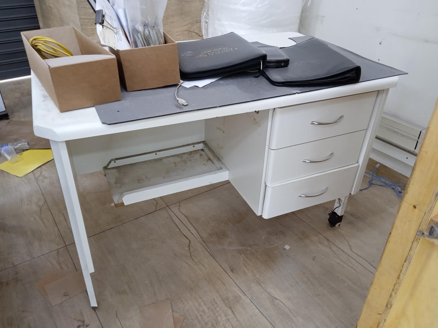 Mesa de Escritório c/ 3 gavetas e suporte p/ cpu em MDF Branco 80 cm x 120 cm x 70 cm