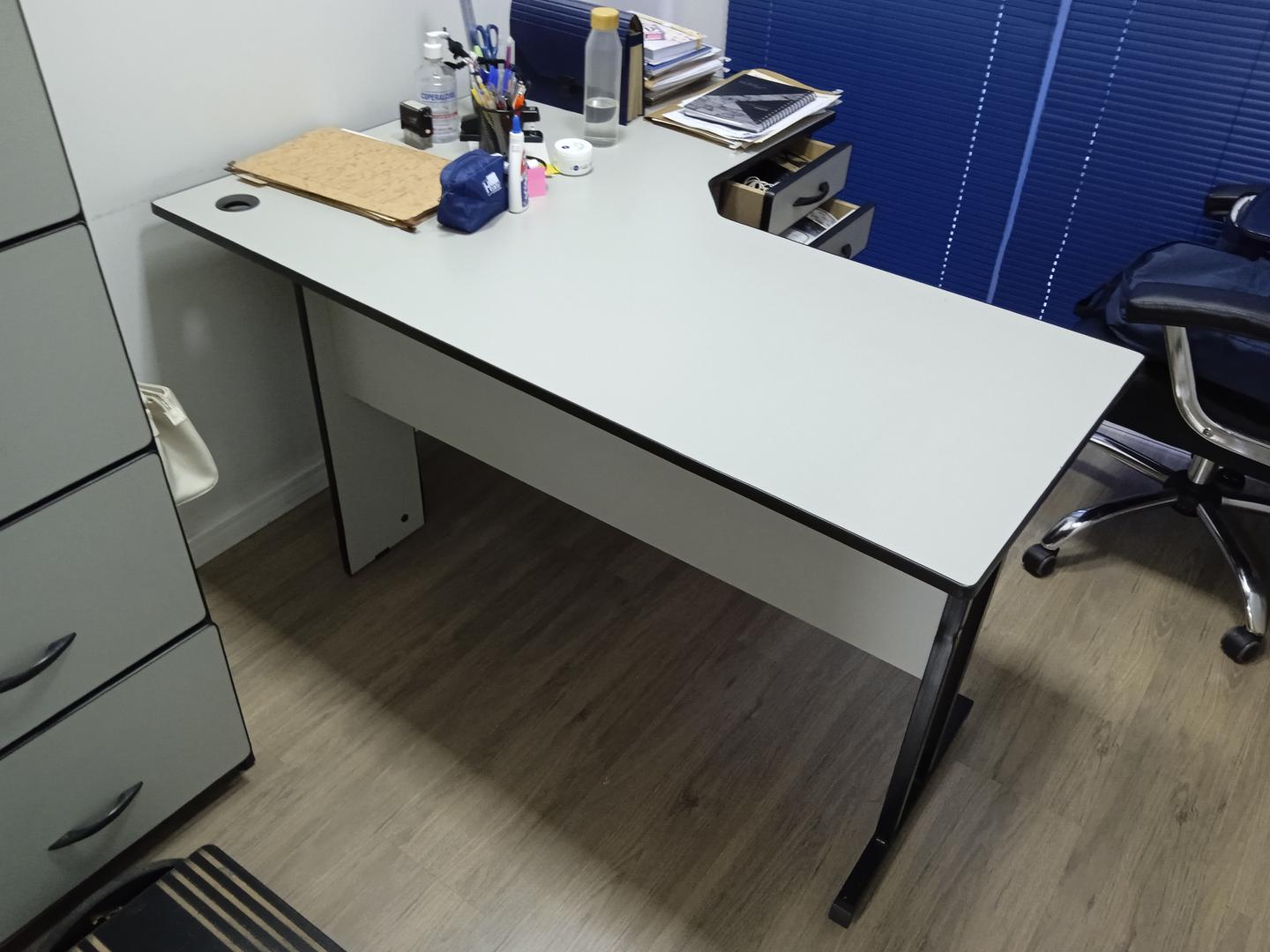 Mesa de Escritório em L c/ 2 gavetas em MDF / Aço Bege 74 cm x 140 cm x 120 cm