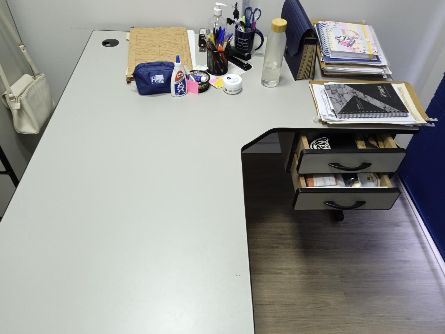 Mesa de Escritório em L c/ 2 gavetas em MDF / Aço Bege 74 cm x 140 cm x 120 cm