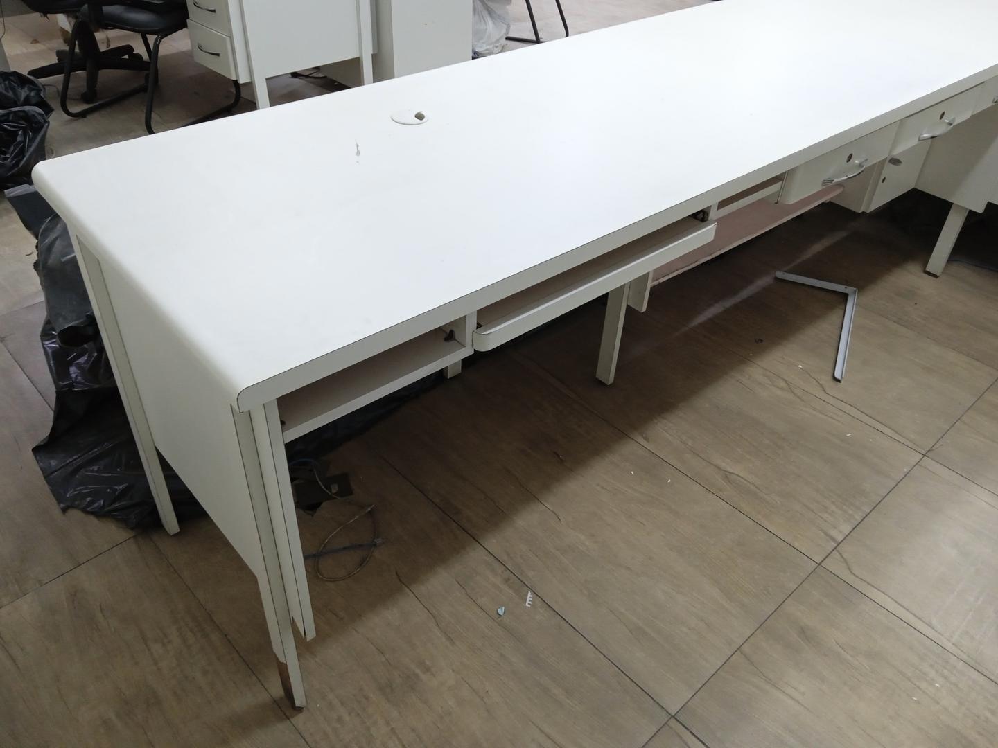 Mesa de Escritório c/ 3 gavetas 1 prancha de correr 2 nichos  1 prateleira em MDF Branco