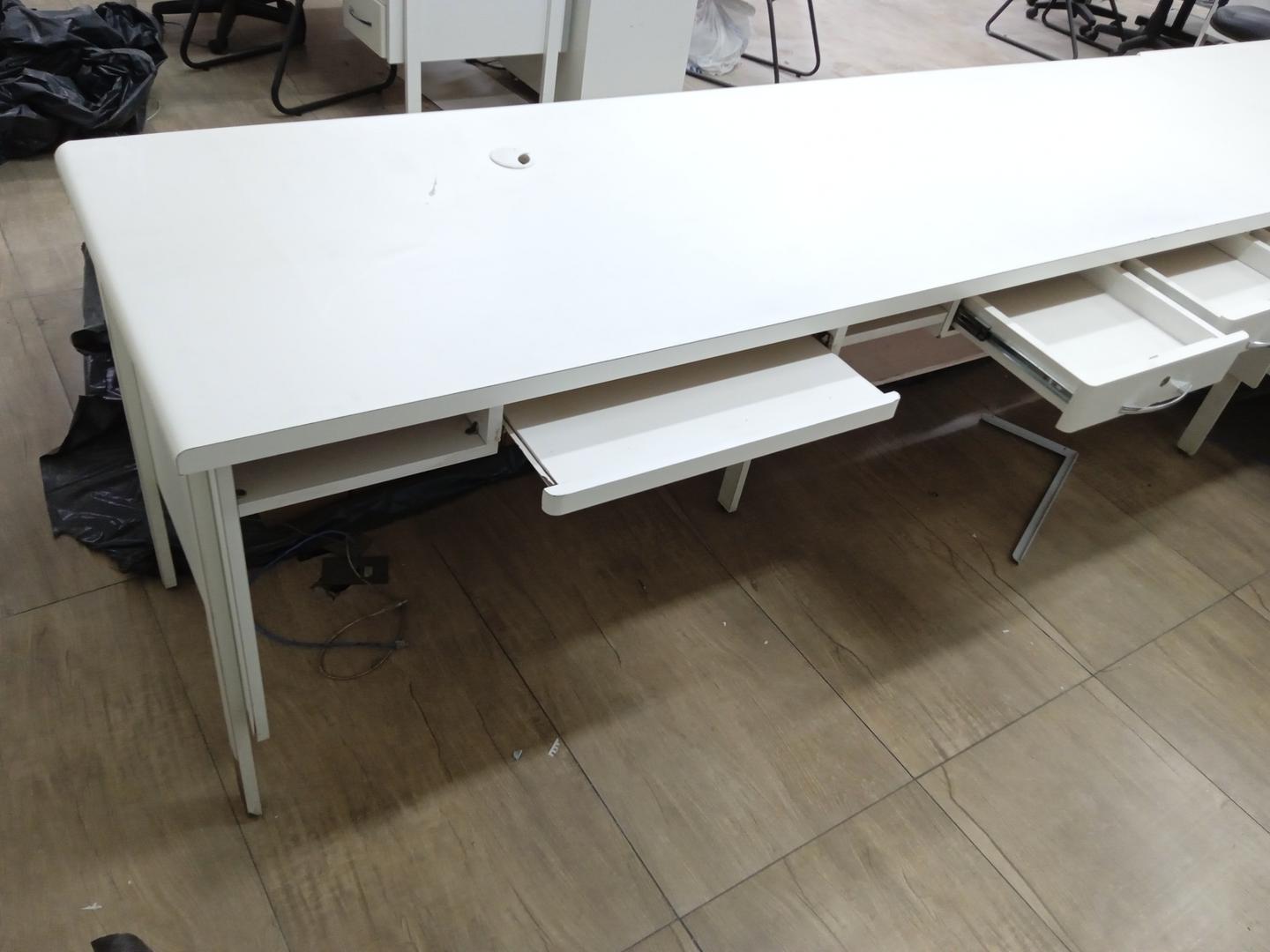 Mesa de Escritório c/ 3 gavetas 1 prancha de correr 2 nichos  1 prateleira em MDF Branco