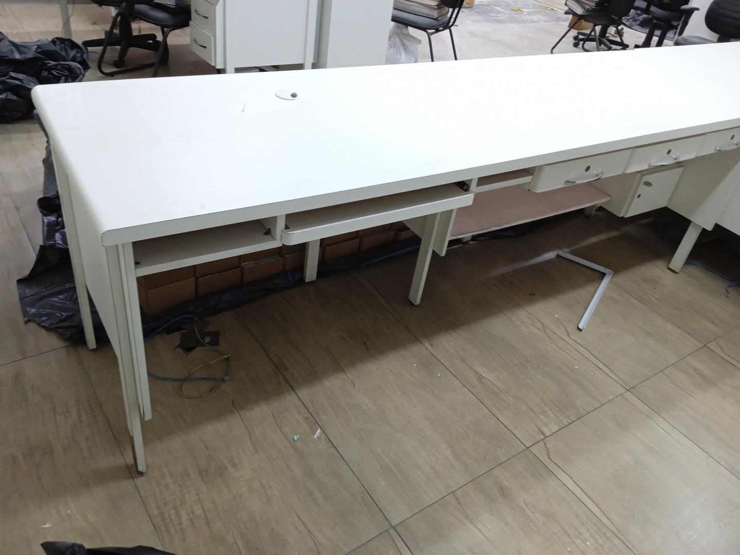 Mesa de Escritório c/ 3 gavetas 1 prancha de correr 2 nichos  1 prateleira em MDF Branco