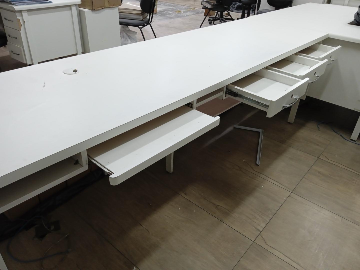 Mesa de Escritório c/ 3 gavetas 1 prancha de correr 2 nichos  1 prateleira em MDF Branco