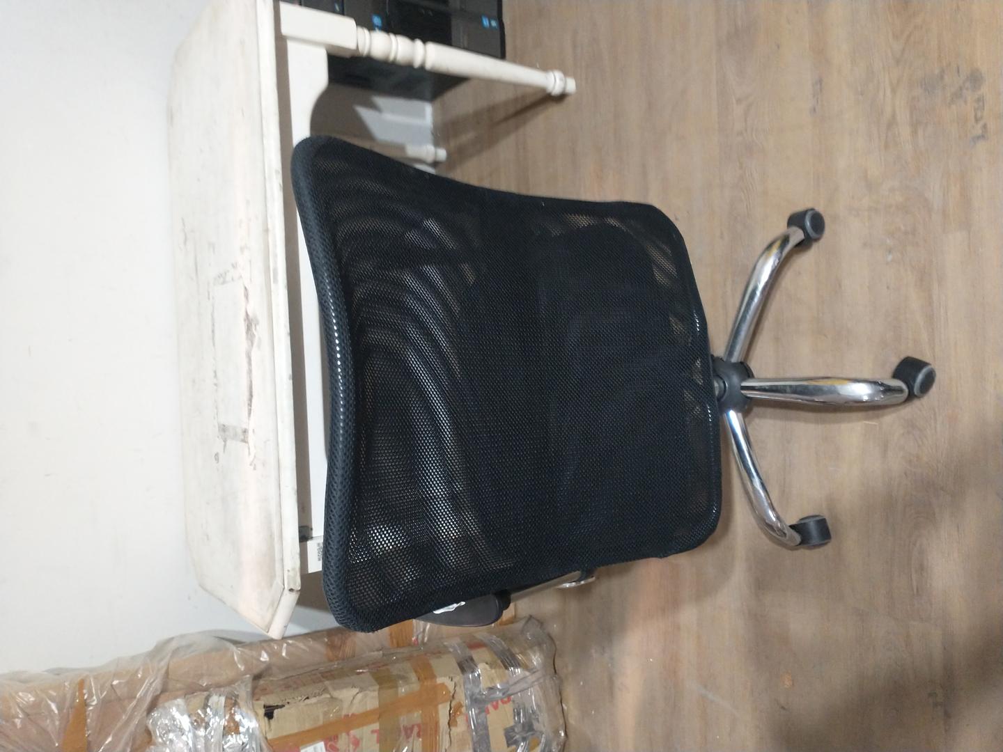 Cadeira de Escritório Giratória c/ rodas e braços  em Estofado / Plástico Preto