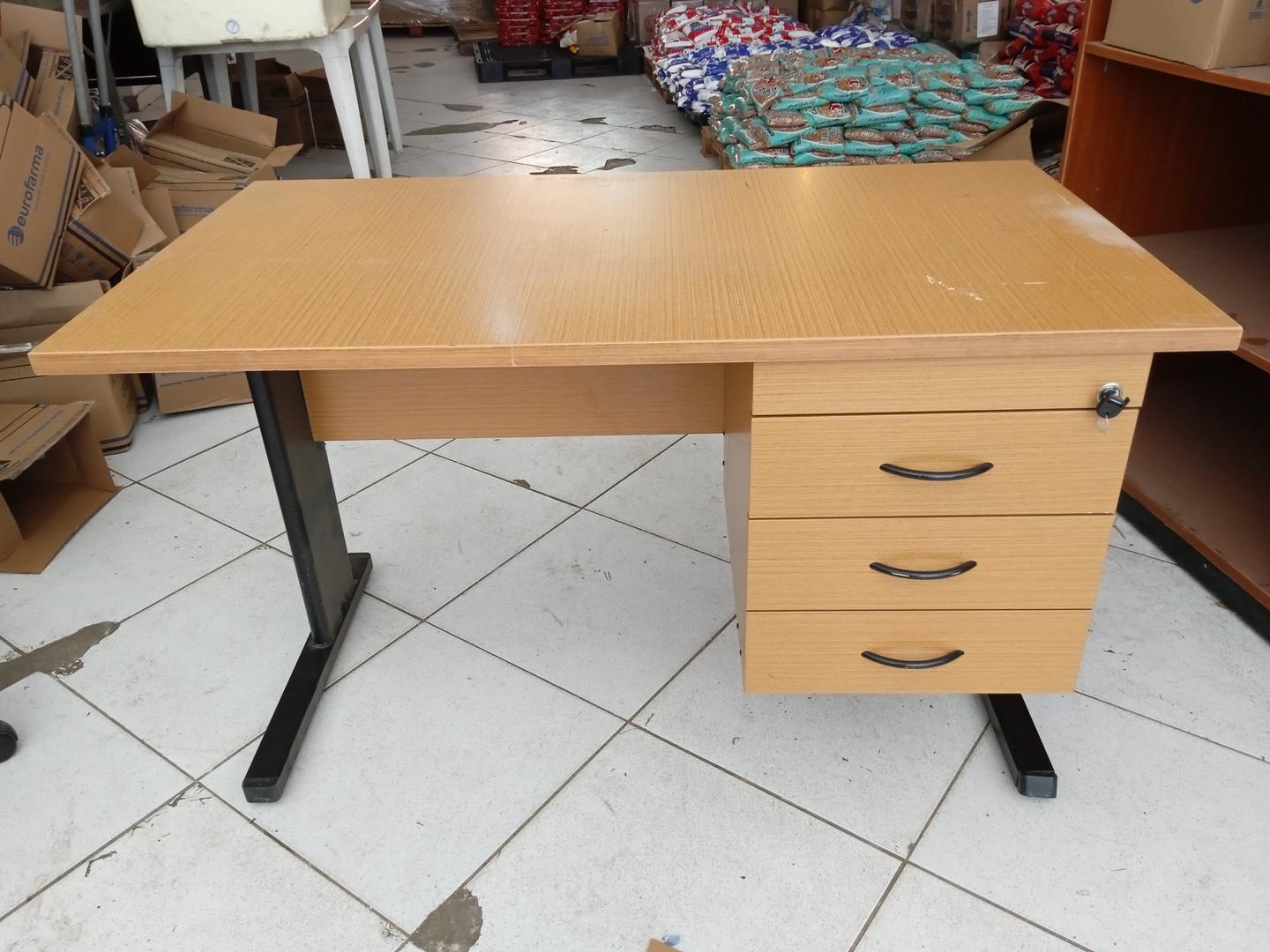 Mesa de Escritório c/ 3 gavetas em MDF / Aço Bege 74 cm x 120 cm x 70 cm