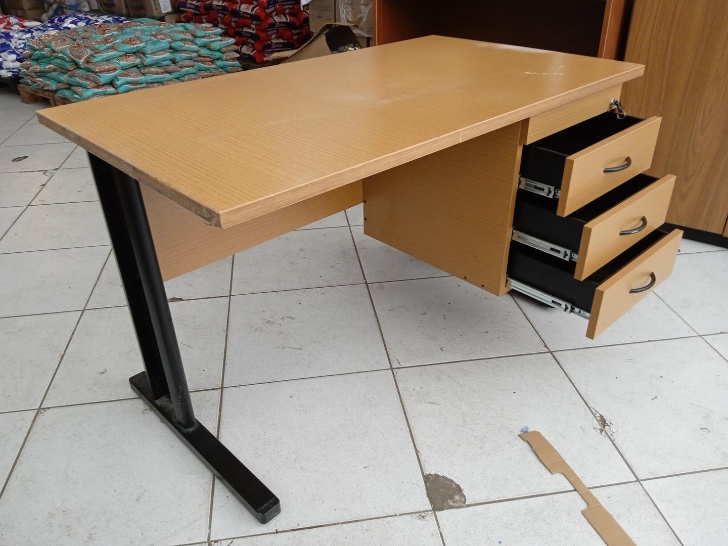 Mesa de Escritório c/ 3 gavetas em MDF / Aço Bege 74 cm x 120 cm x 70 cm