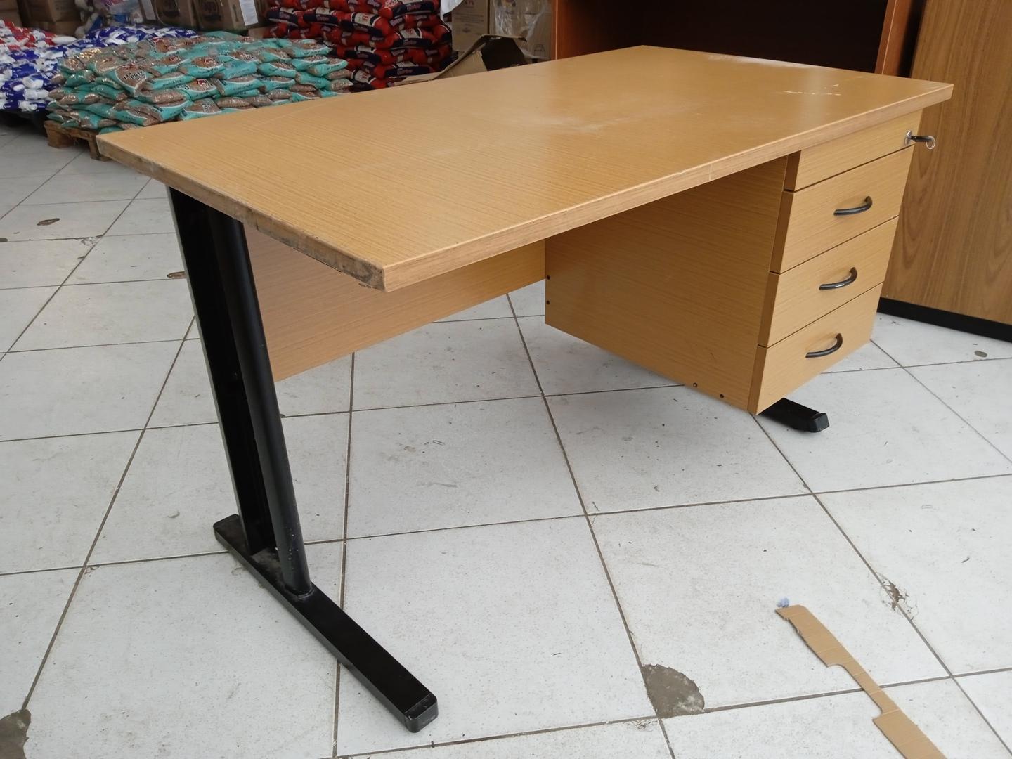 Mesa de Escritório c/ 3 gavetas em MDF / Aço Bege 74 cm x 120 cm x 70 cm