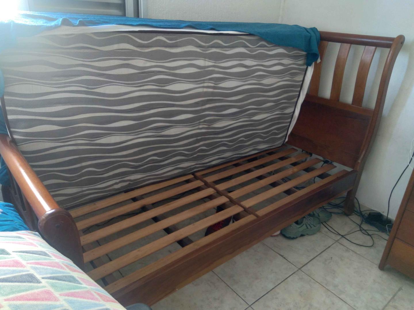 Cama Solteiro em Madeira Marrom 125 cm x 96 cm x 203 cm