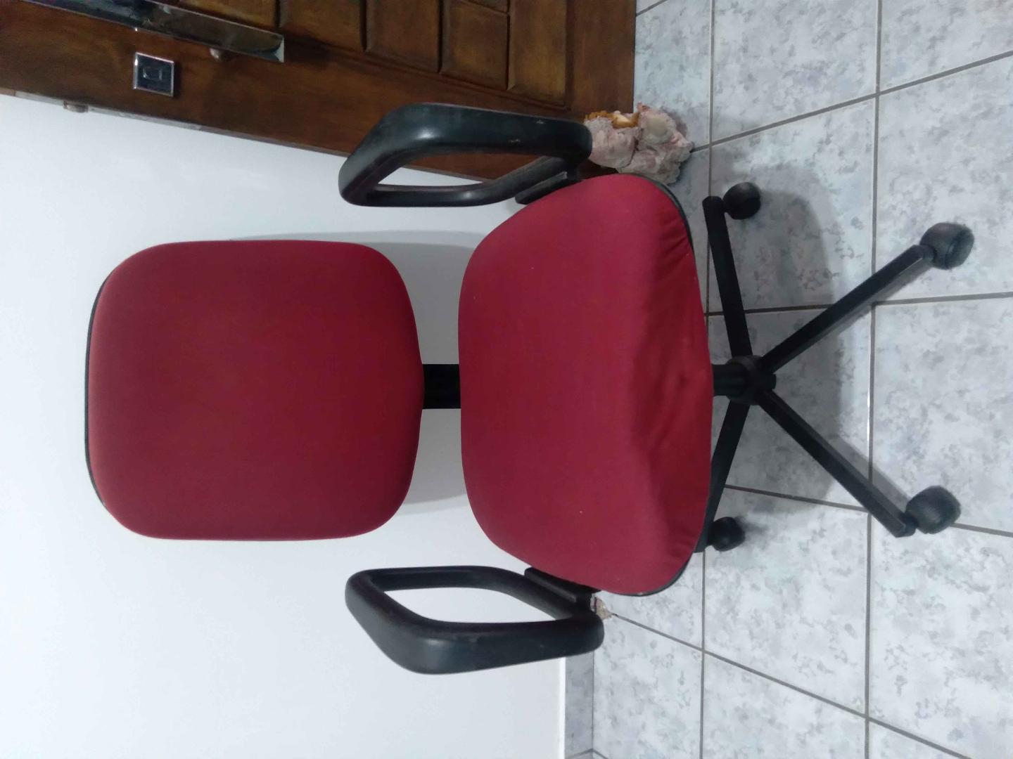 Cadeira de Escritório Giratória c/ rodas e braços  em Estofado / Plástico Vermelho