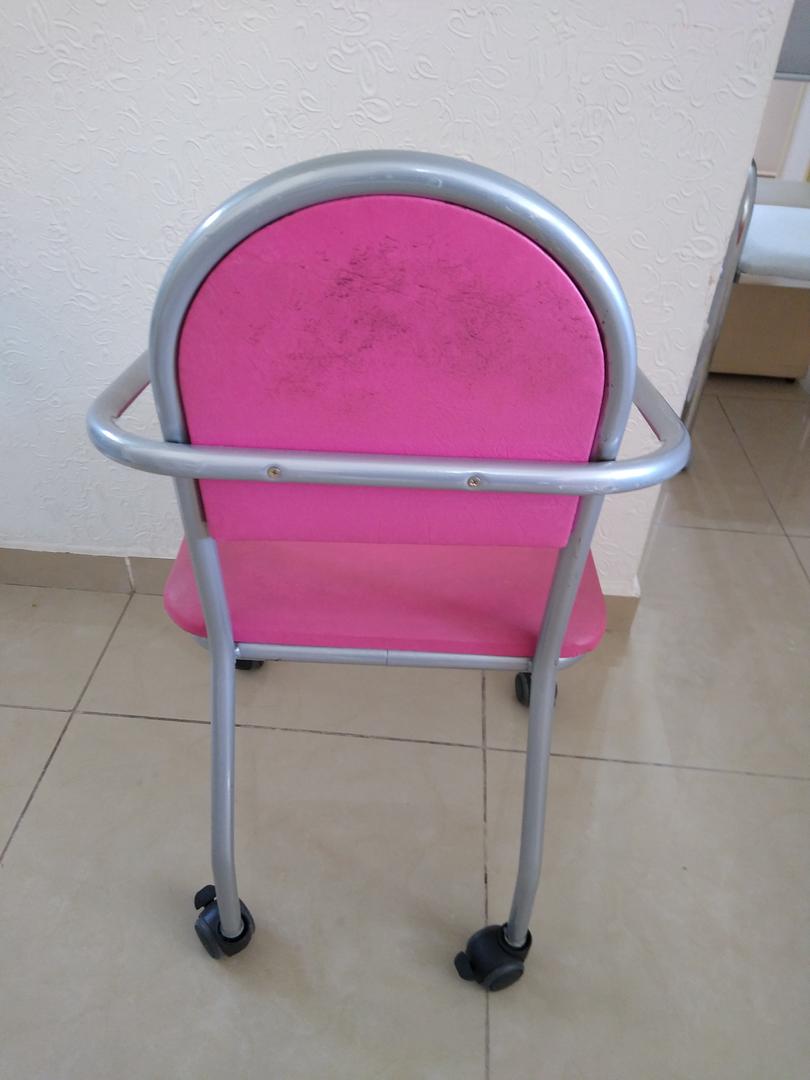 Cadeira c/ rodinhas em Aço / Estofado Rosa 90 cm x 45 cm x 50 cm