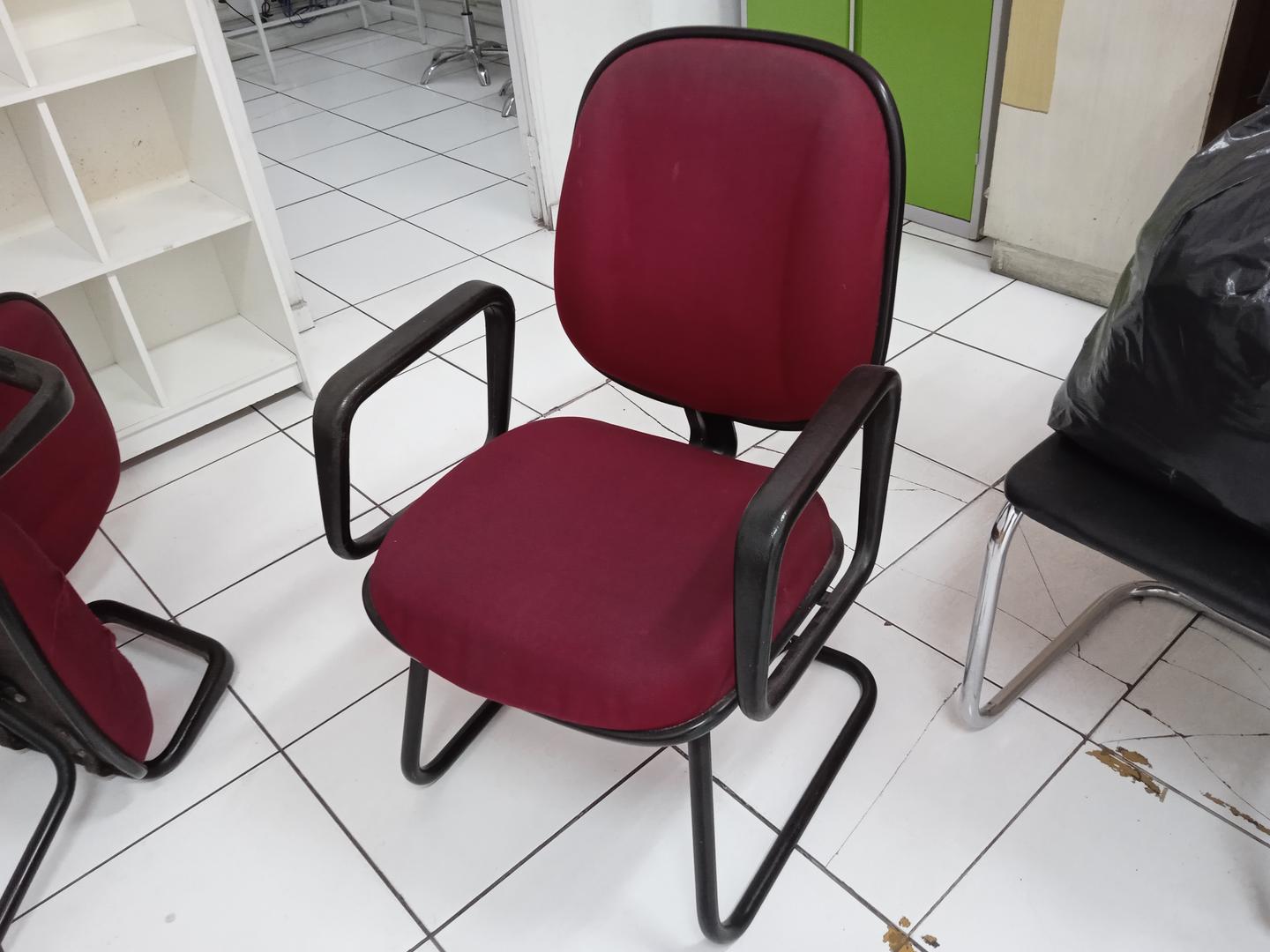 Cadeira de escritório estofada fixa c/ braços em Tecido / Aço Vermelho