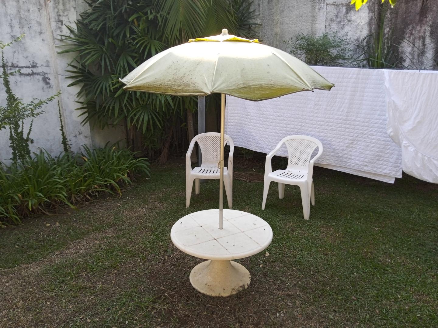 Mesa de Jardim c/ ombrelone s/ cadeiras em Plástico / Aço Branco 180 cm x 80 cm x 80 cm