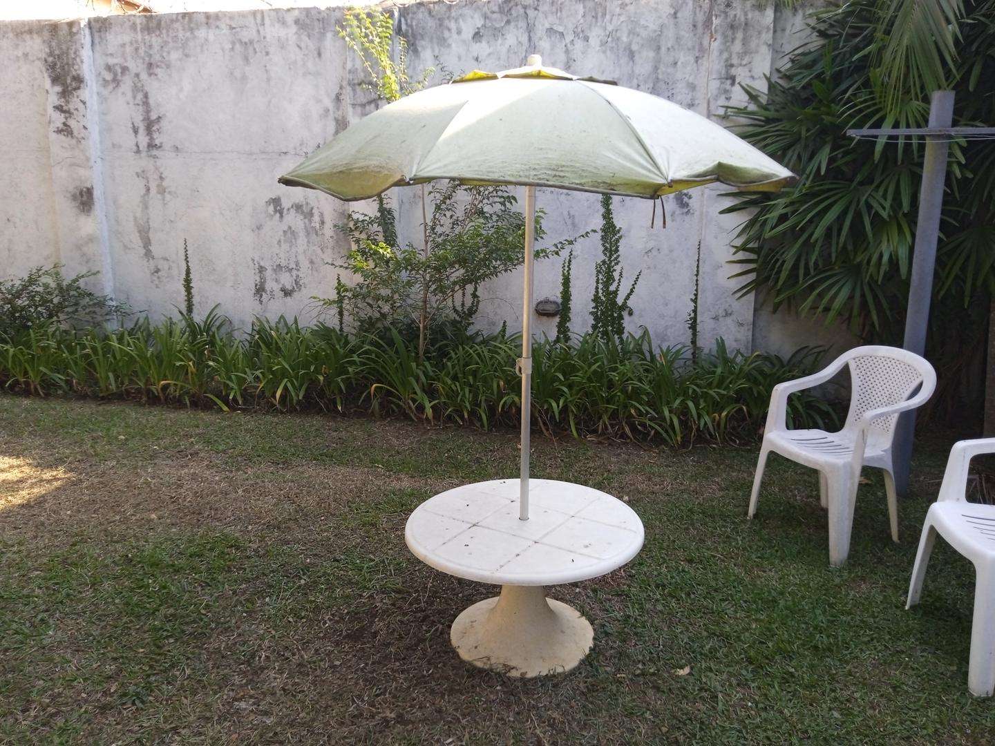 Mesa de Jardim c/ ombrelone s/ cadeiras em Plástico / Aço Branco 180 cm x 80 cm x 80 cm