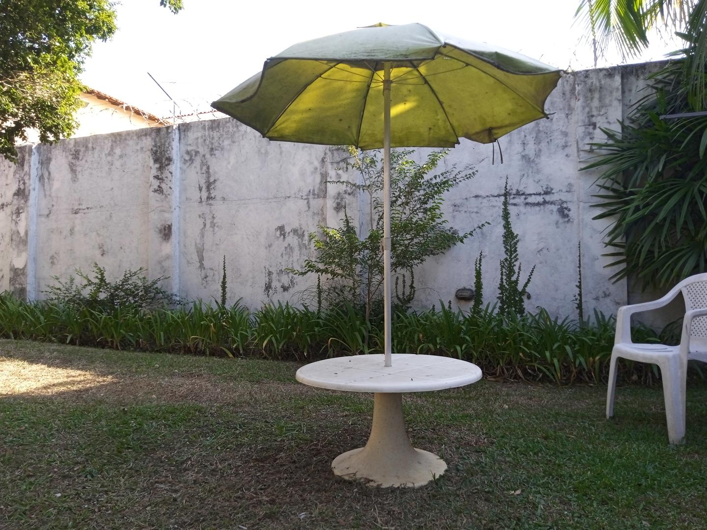 Mesa de Jardim c/ ombrelone s/ cadeiras em Plástico / Aço Branco 180 cm x 80 cm x 80 cm