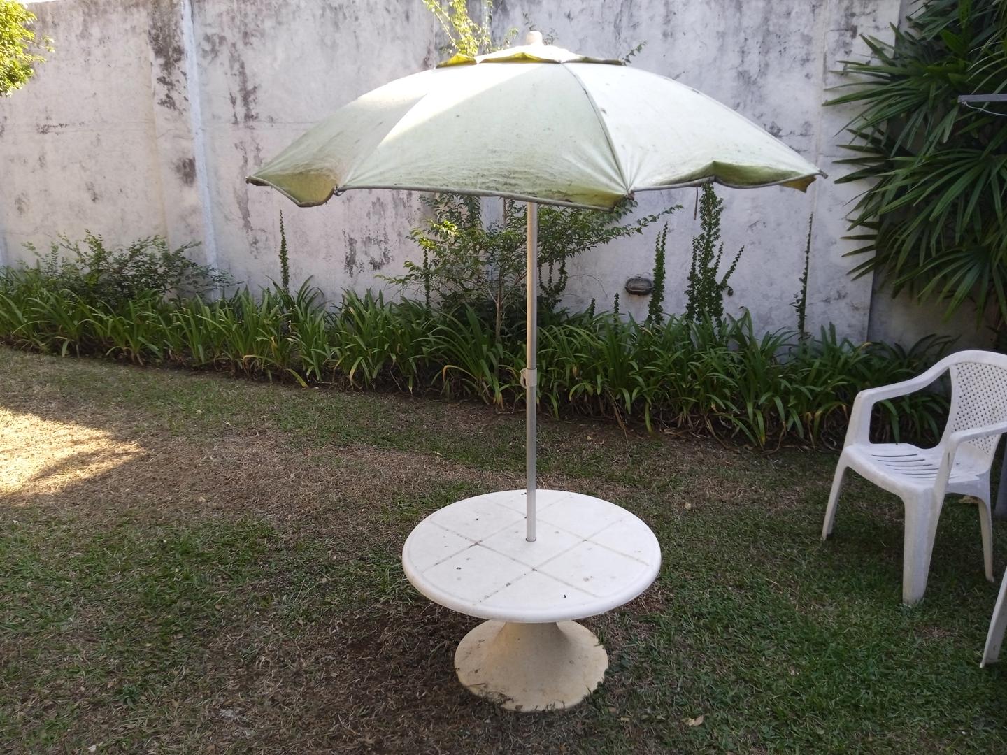 Mesa de Jardim c/ ombrelone s/ cadeiras em Plástico / Aço Branco 180 cm x 80 cm x 80 cm