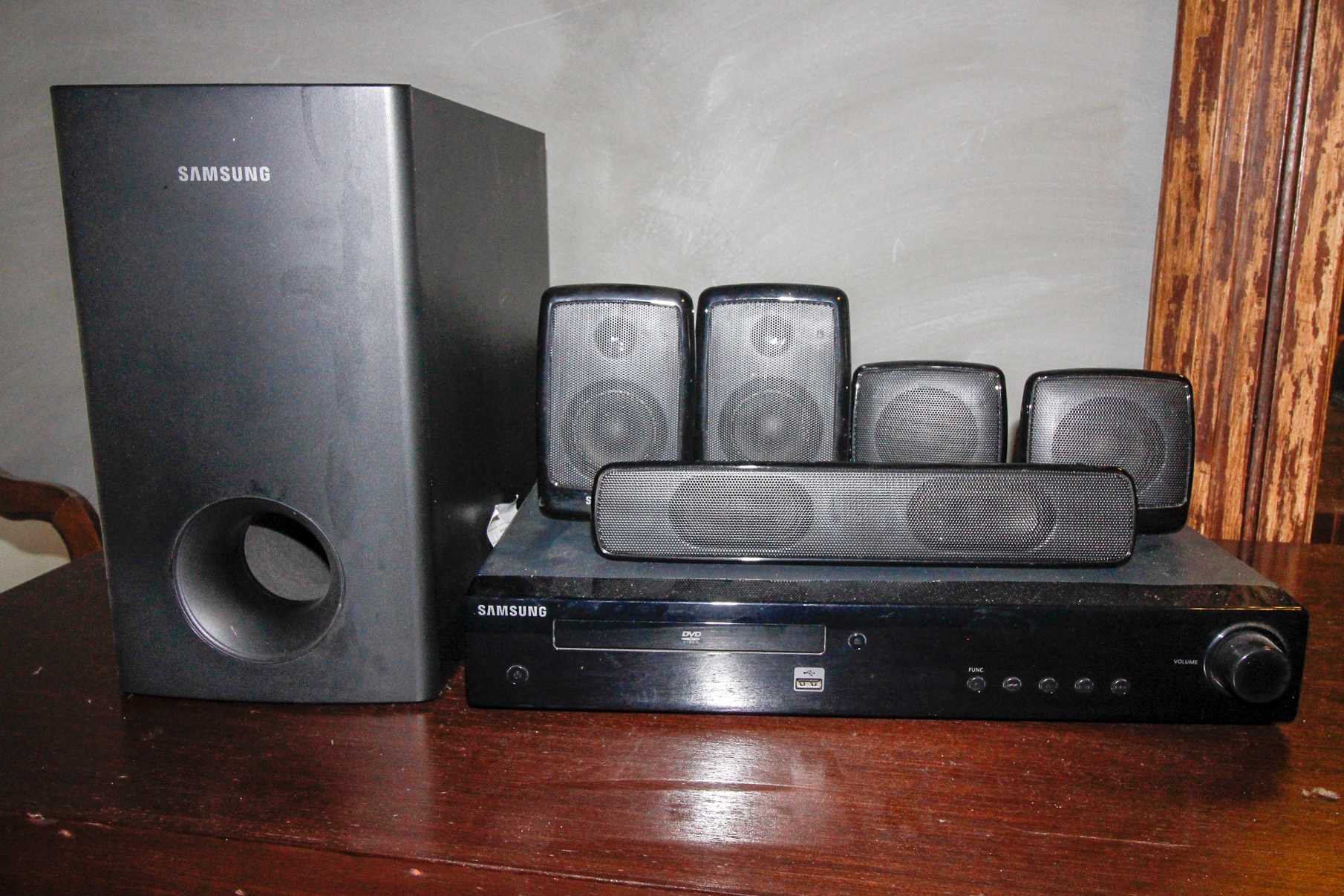 Home Theater / Subwoffer / 5 Caixas (LER OBSERVAÇÕES) Samsung HT Z220T XAZ 