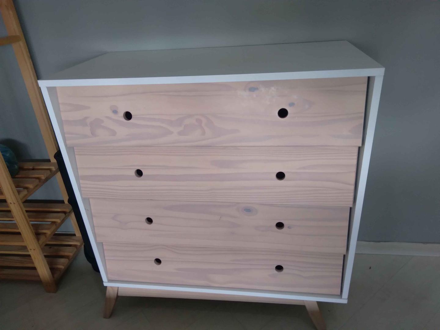 Cômoda c/ 4 gavetas  em MDF Branco 98 cm x 89 cm x 45 cm