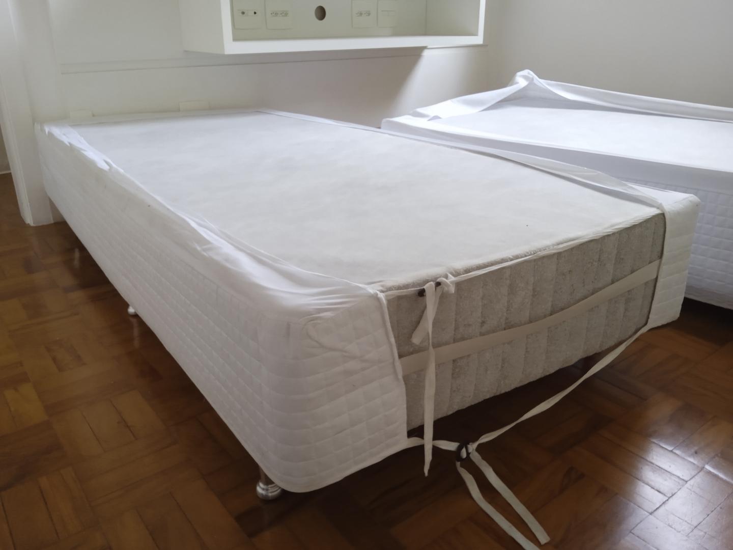 Cama box solteiro em Madeira / Tecido Branco 37 cm x 88 cm x 188 cm