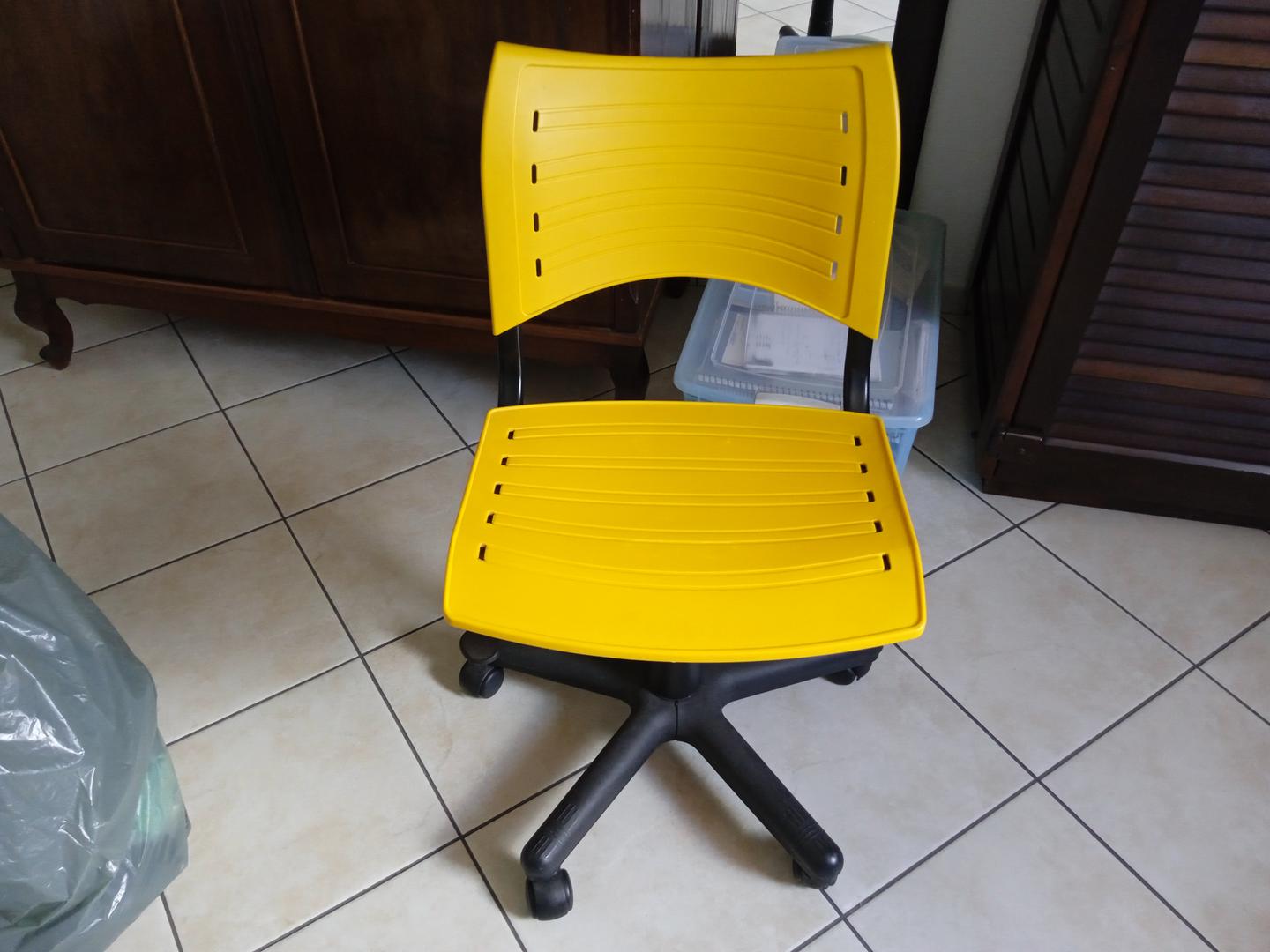 Cadeira giratória c/ rodas s/ braços em Plástico Amarelo 60 cm x 47 cm x 54 cm