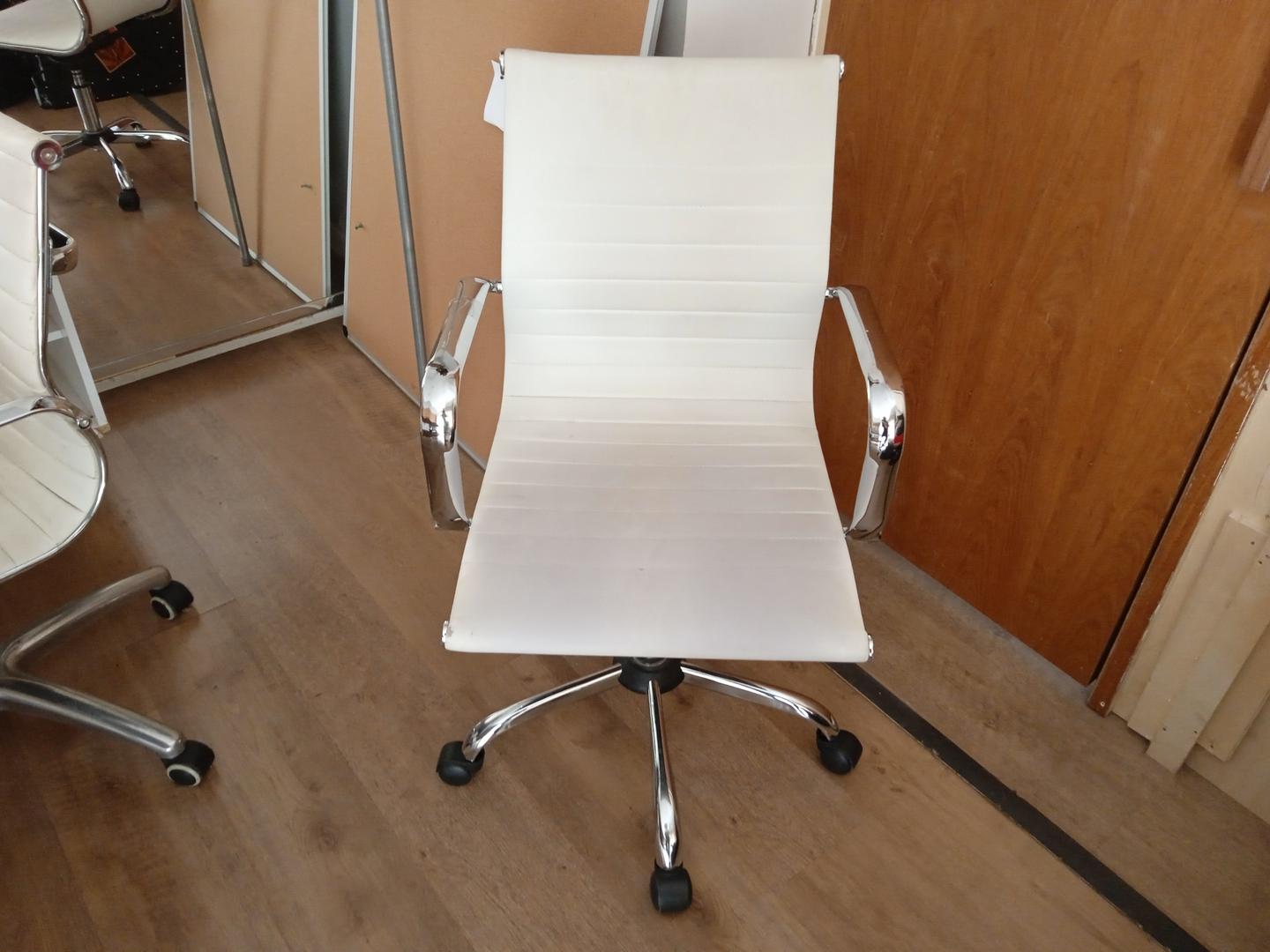 Cadeira de Escritorio c/ Braço / Rodinhas em Metal / Tecido Branco 90 cm x 54 cm x 57 cm