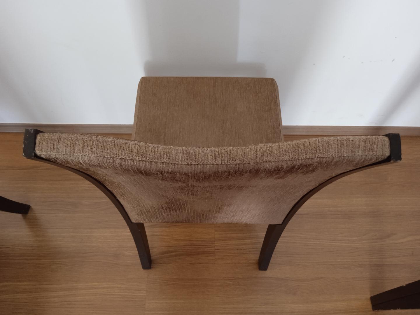 Cadeira fixa estofada s/ braços em Madeira / Estofado Marrom 98 cm x 48 cm x 56 cm