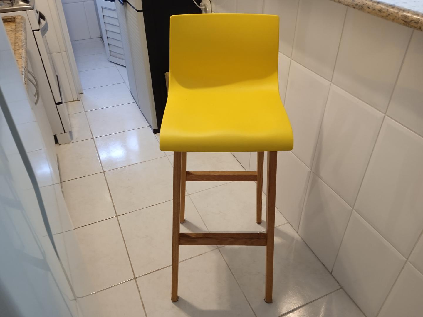 Banqueta fixa Alta em MDF Amarelo 102 cm x 39 cm x 42 cm