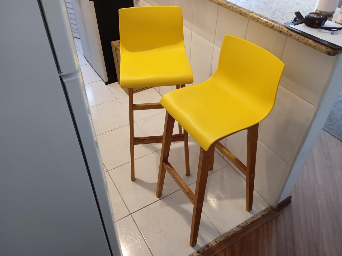 Banqueta fixa Alta em MDF Amarelo 102 cm x 39 cm x 42 cm