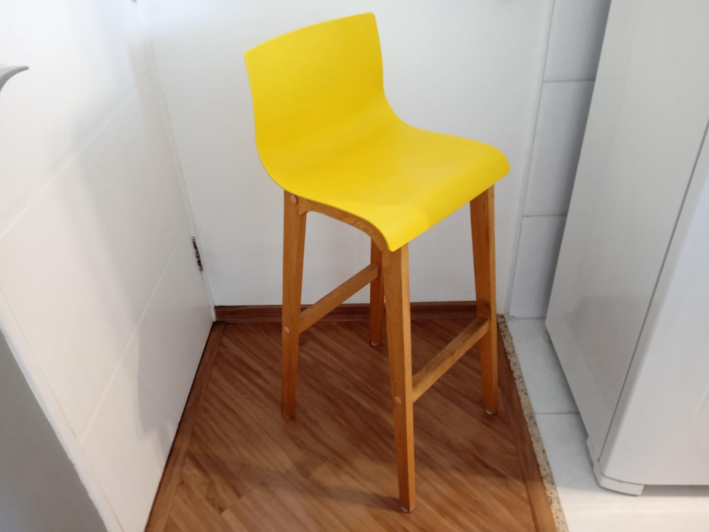 Banqueta fixa Alta em MDF Amarelo 102 cm x 39 cm x 42 cm