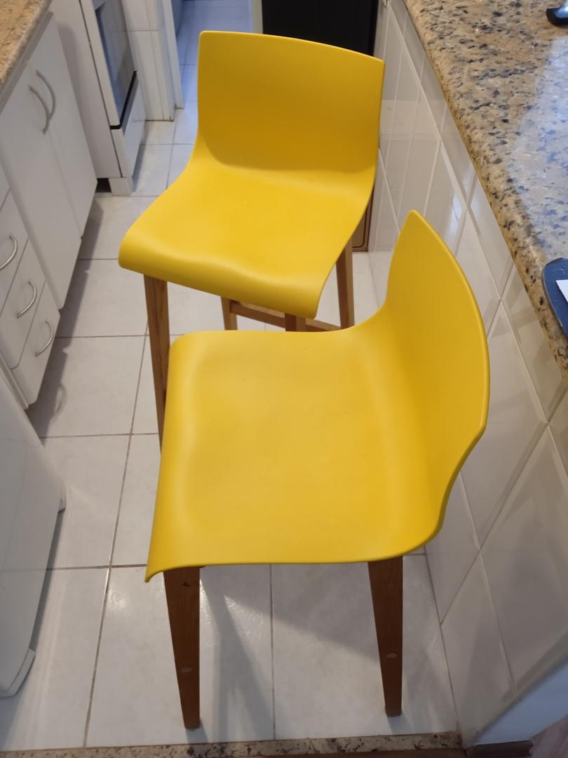 Banqueta fixa Alta em MDF Amarelo 102 cm x 39 cm x 42 cm