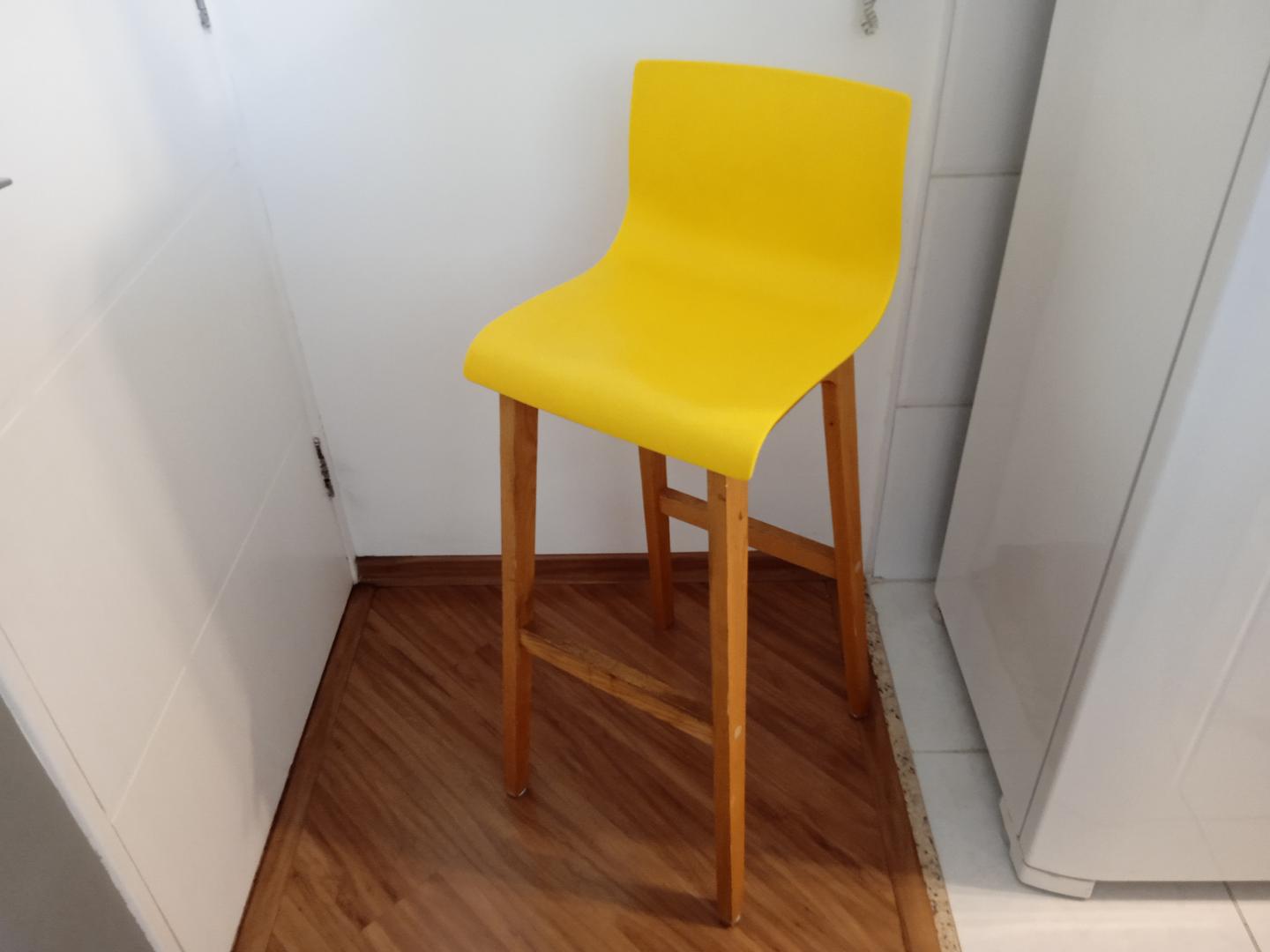 Banqueta fixa Alta em MDF Amarelo 102 cm x 39 cm x 42 cm