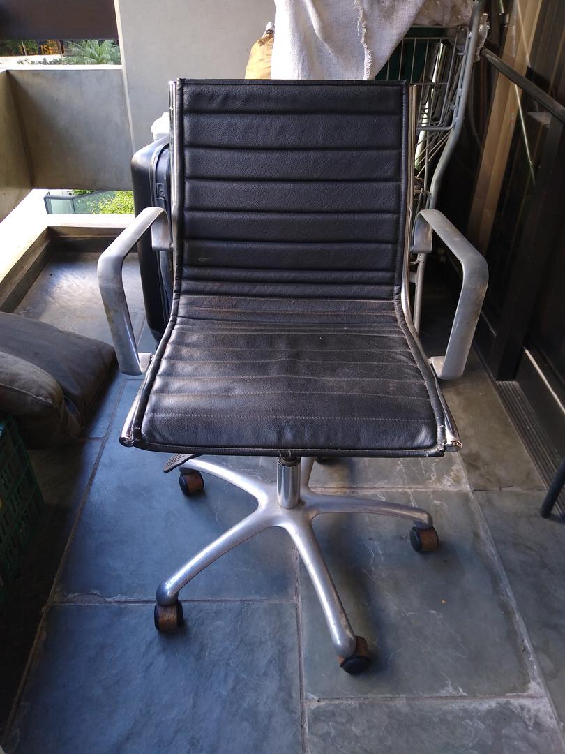 Cadeira de Escritório Giratória c/ rodas e braços  em Couro / Alumínio Preto