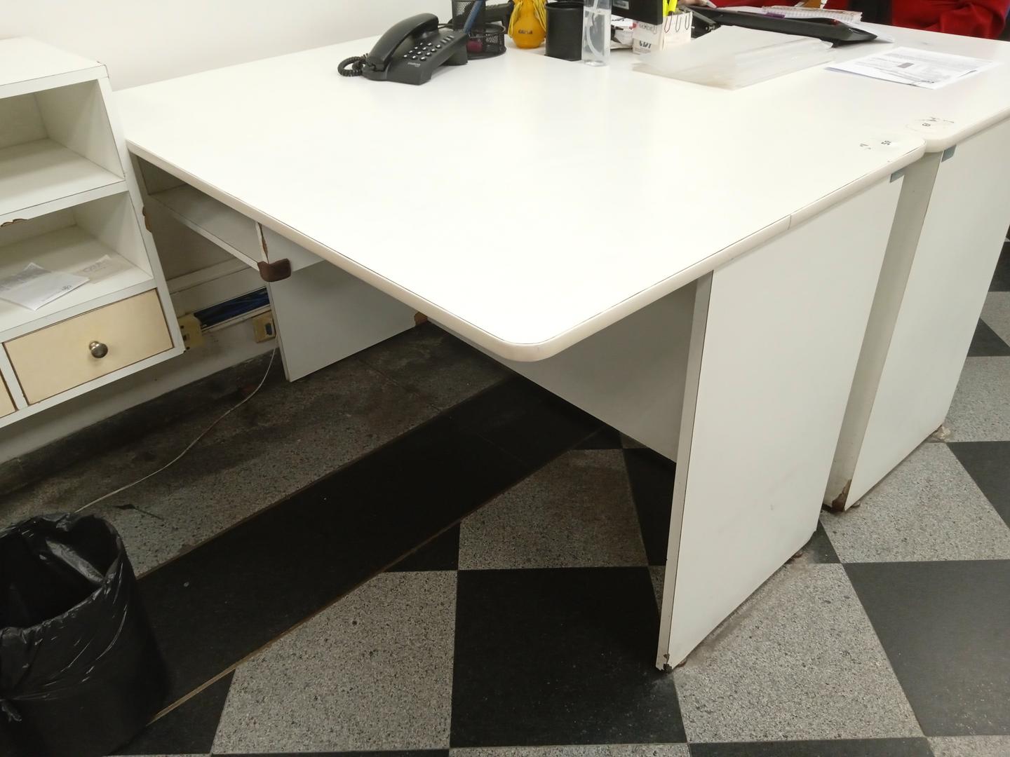 Mesa de Escritório c/ 1 nicho em MDF Branco 78 cm x 120 cm x 80 cm