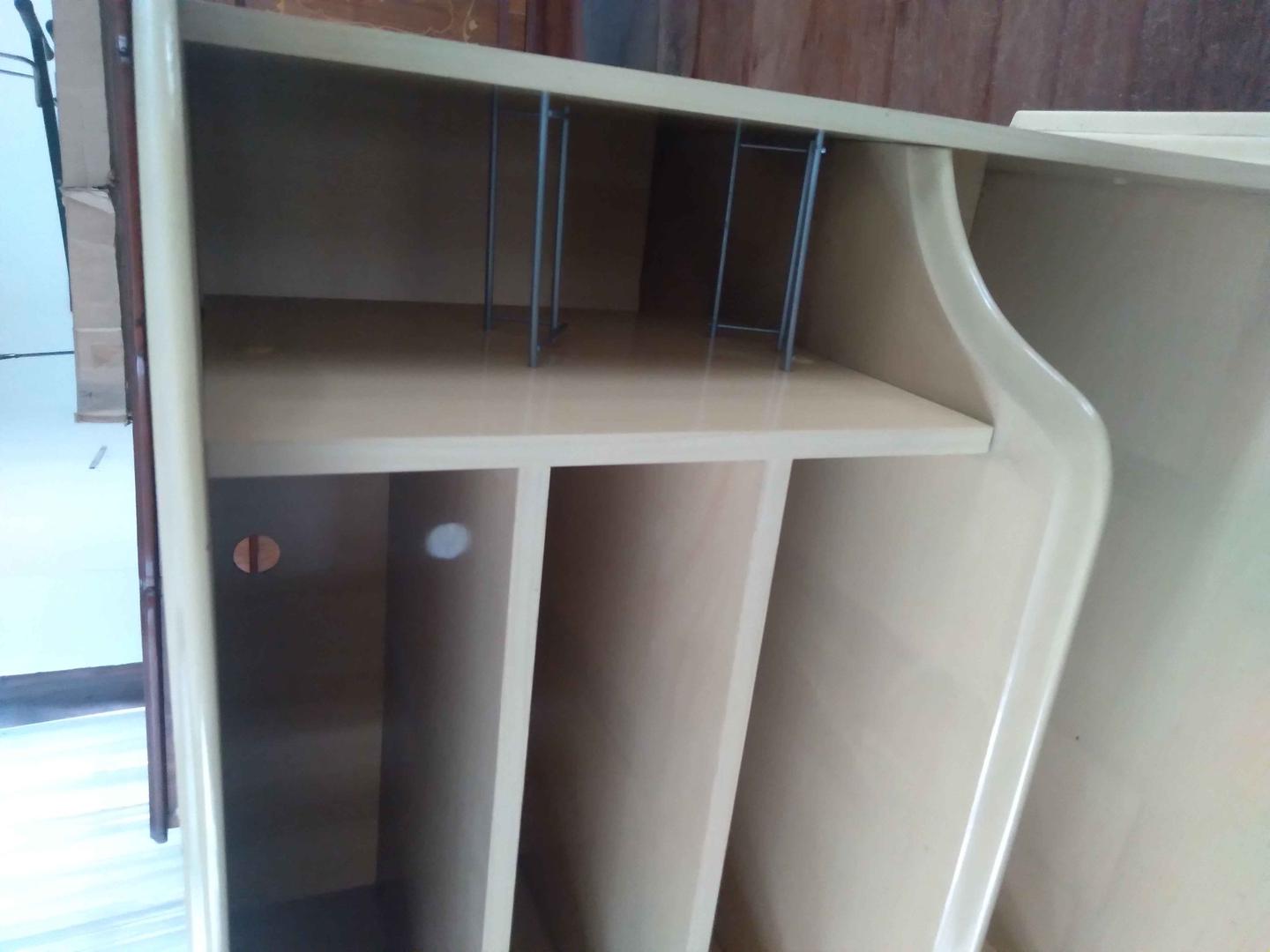 Rack c/ rodas/ nichos  em MDP Bege 90 cm x 90 cm x 55 cm