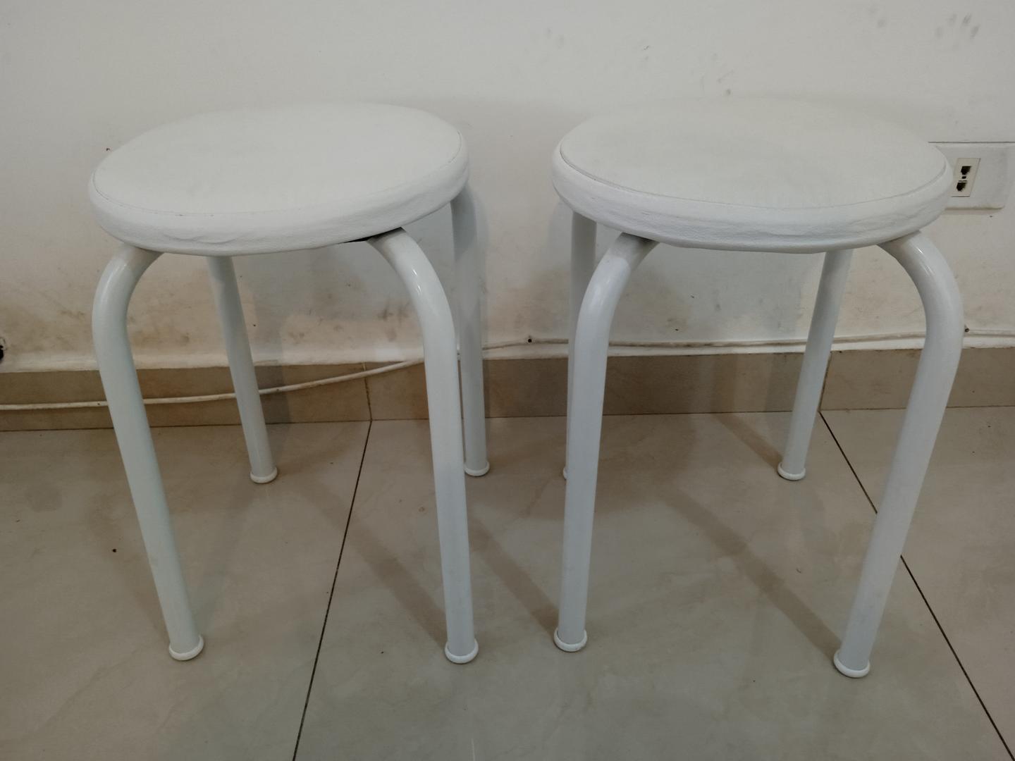 Banqueta baixa Tok&Stok em Couro Ecológico / Aço Branco 45 cm x 30 cm x 30 cm