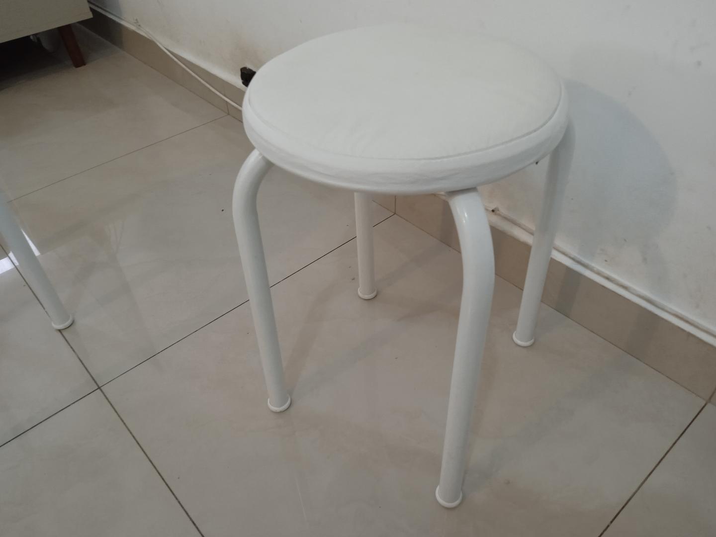 Banqueta baixa Tok&Stok em Couro Ecológico / Aço Branco 45 cm x 30 cm x 30 cm