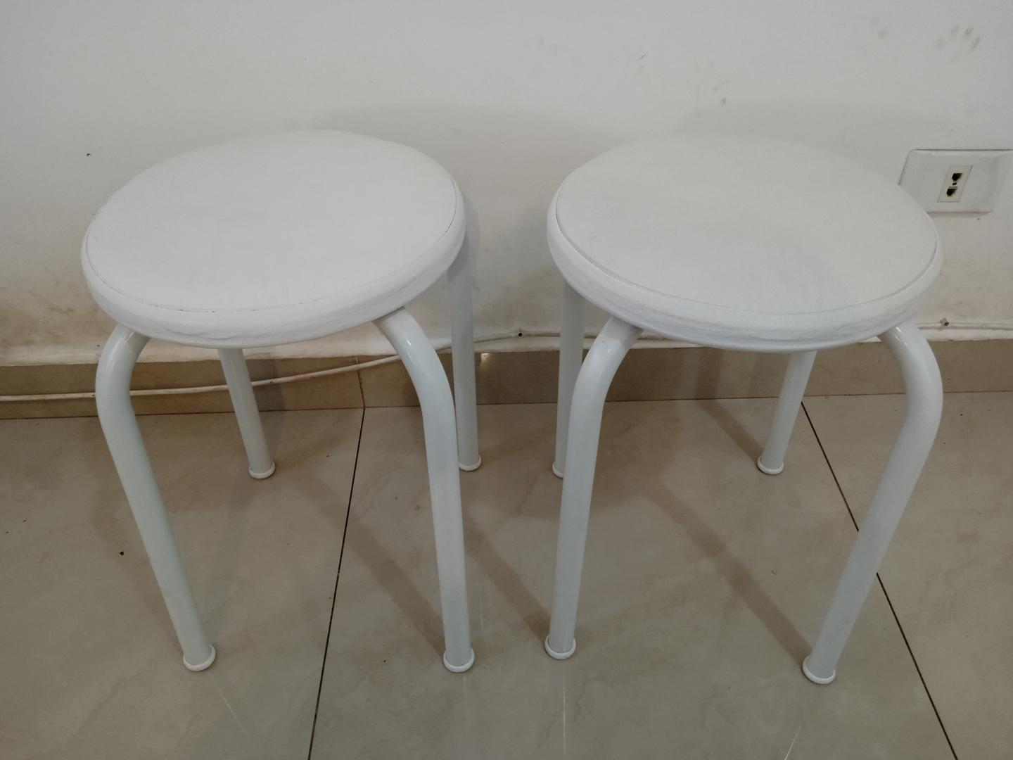 Banqueta baixa Tok&Stok em Couro Ecológico / Aço Branco 45 cm x 30 cm x 30 cm