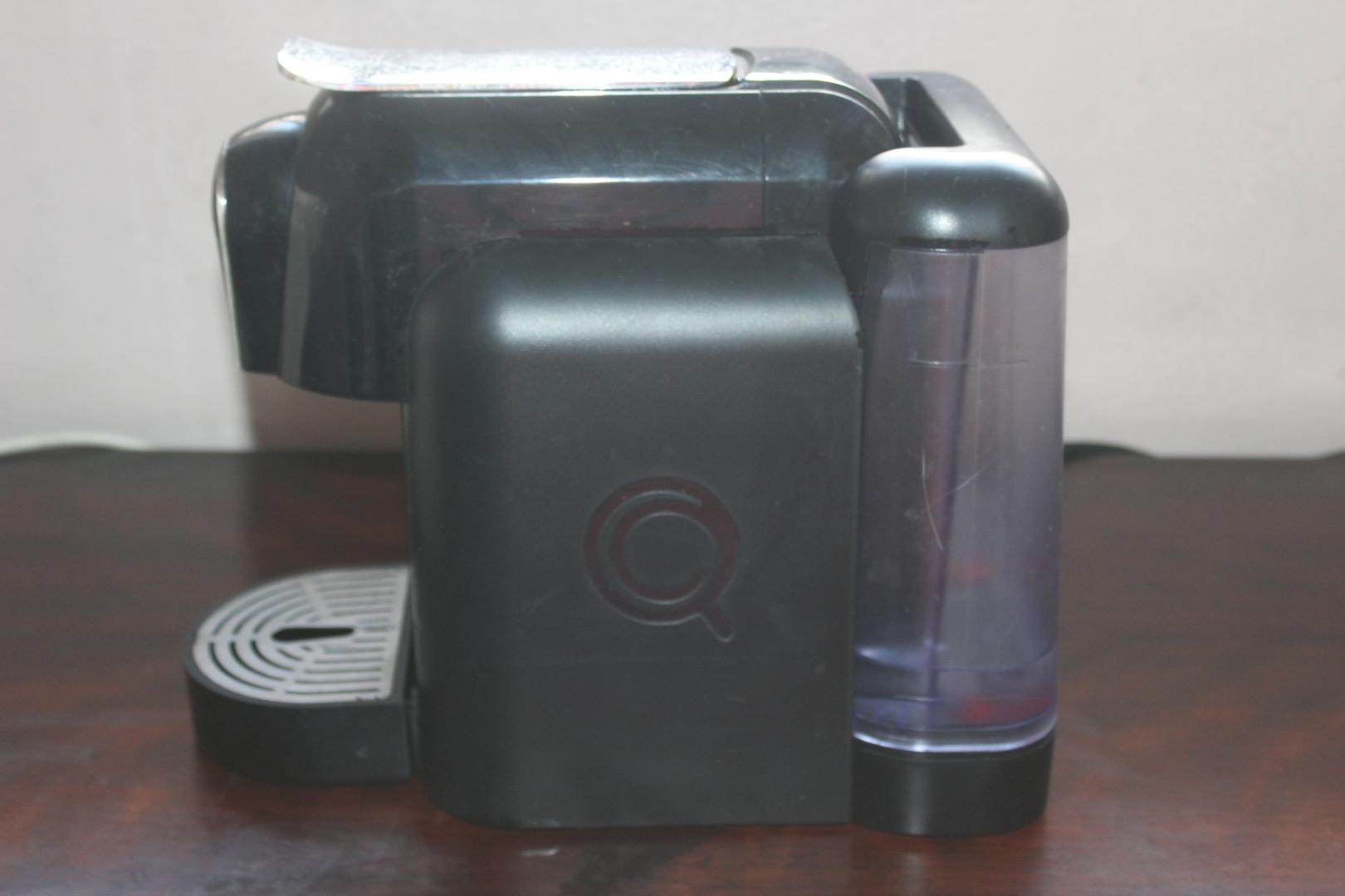 Cafeteira de Cápsula Delta Qool 2.0 Dosing em Plástico Preto 28 cm x 18 cm x 32 cm