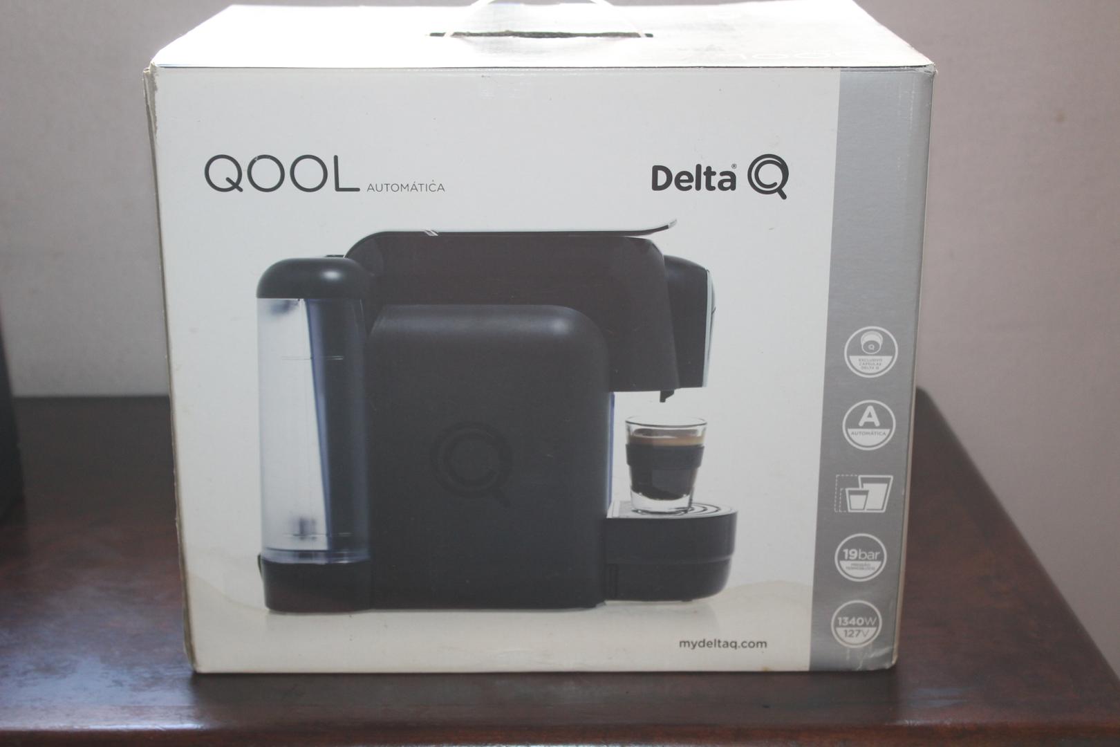 Cafeteira de Cápsula Delta Qool 2.0 Dosing em Plástico Preto 28 cm x 18 cm x 32 cm