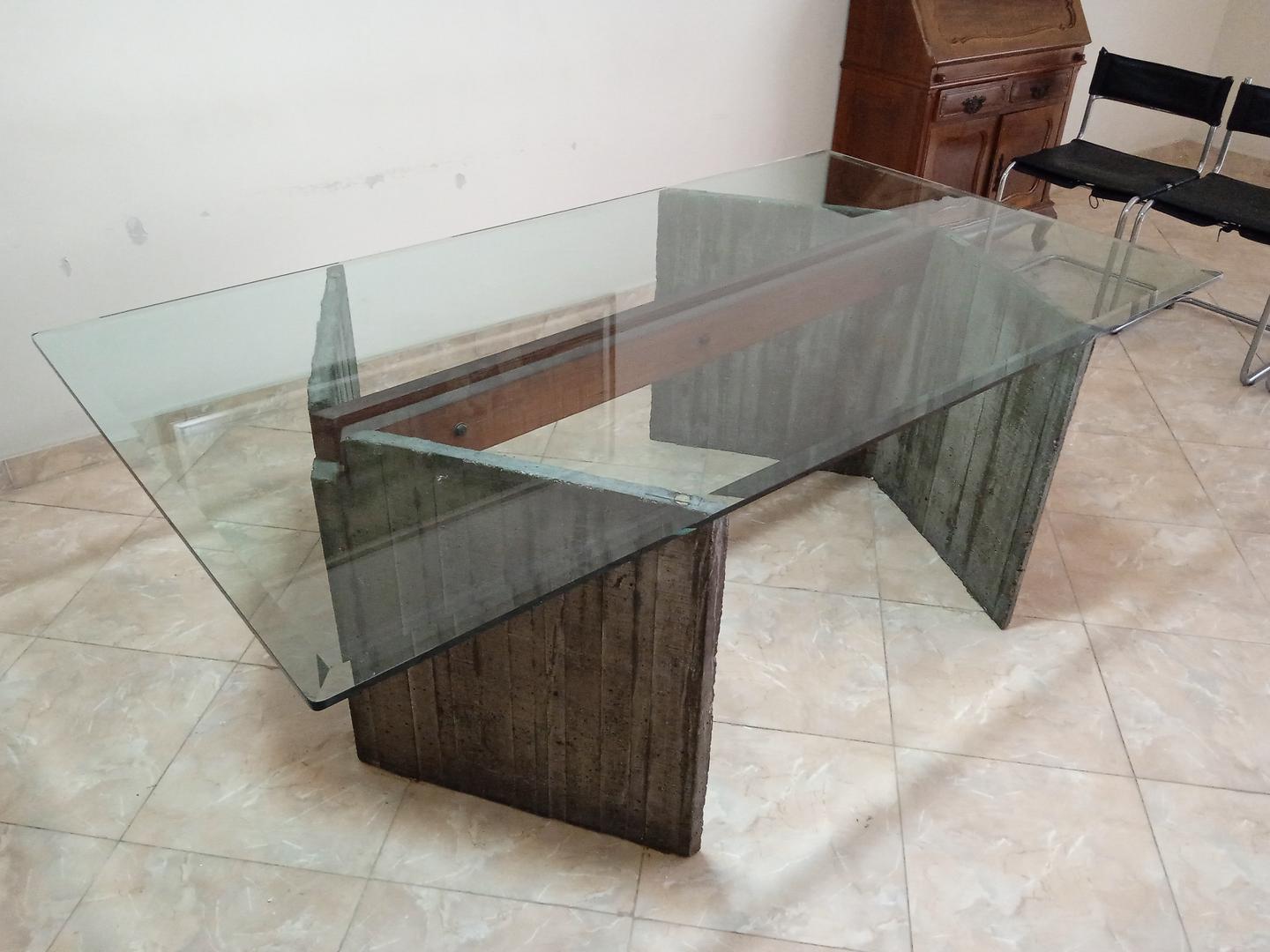 Mesa de Jantar c / pés de pedra e tampo de vidro