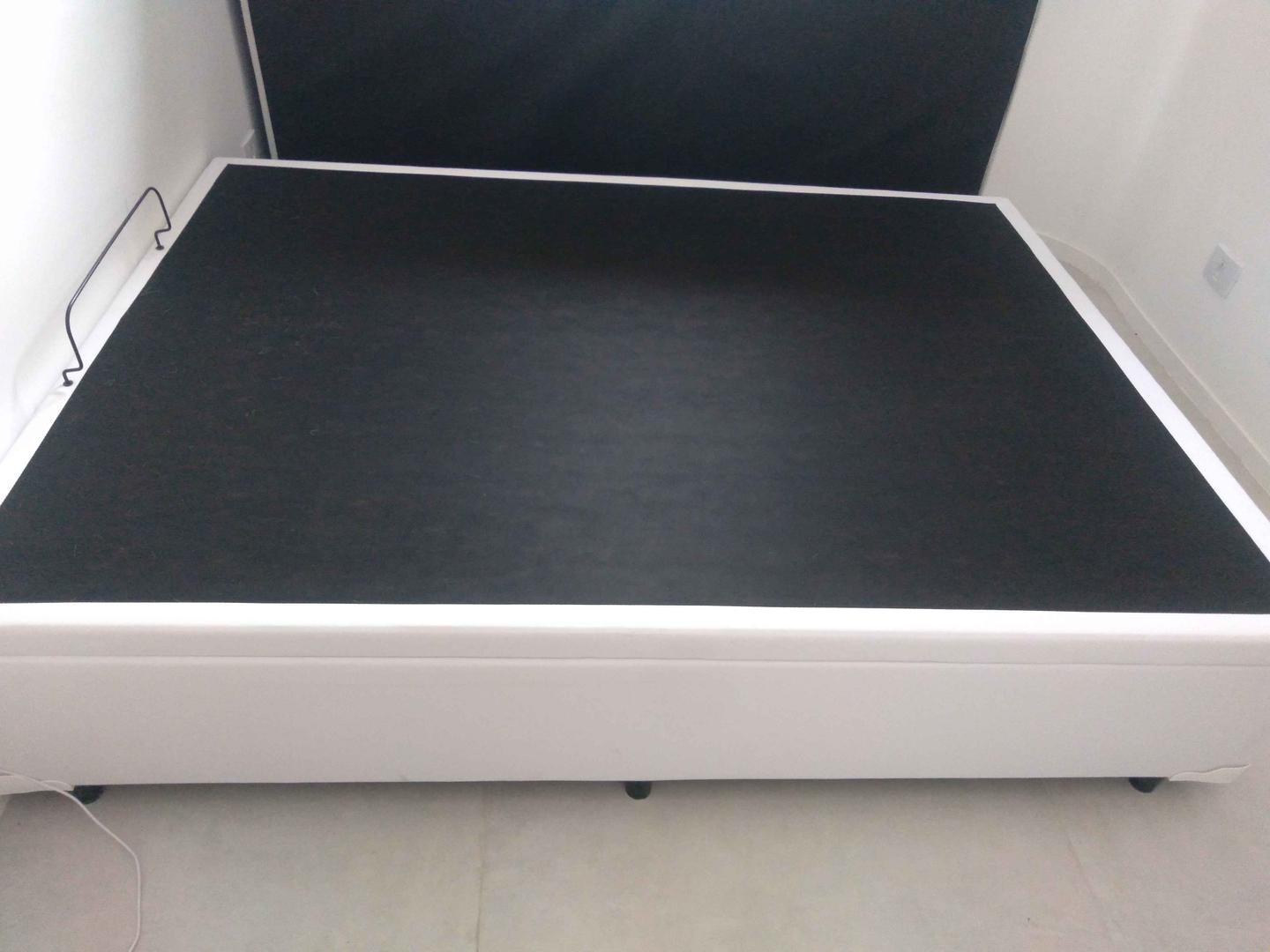 Cama box baú casal padrão em Couro Ecológico / MDF Branco 42 cm x 188 cm x 138 cm