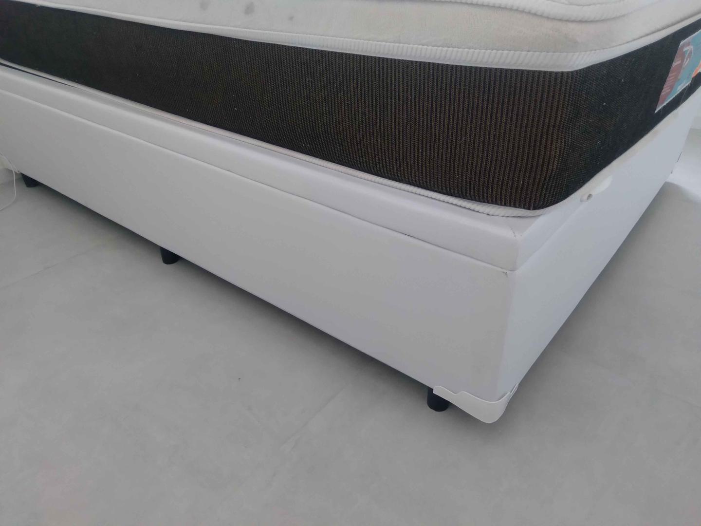 Cama box baú casal padrão em Couro Ecológico / MDF Branco 42 cm x 188 cm x 138 cm