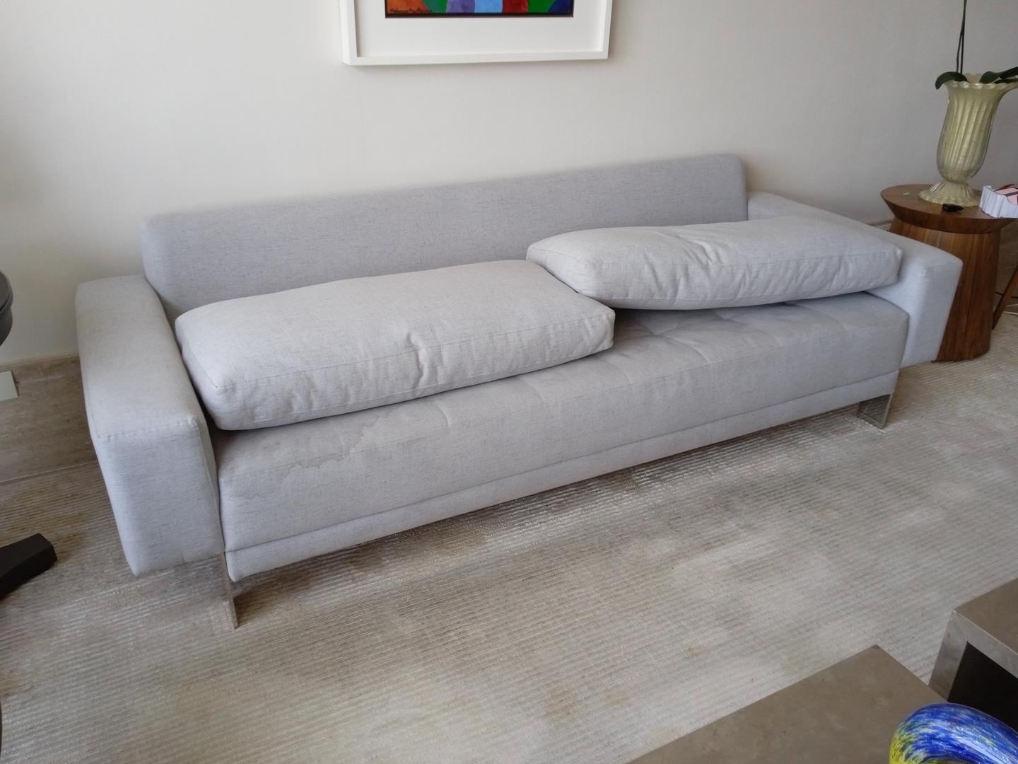 Sofá c/ 2 lugares em Estofado / Tecido Cinza 88 cm x 240 cm x 90 cm