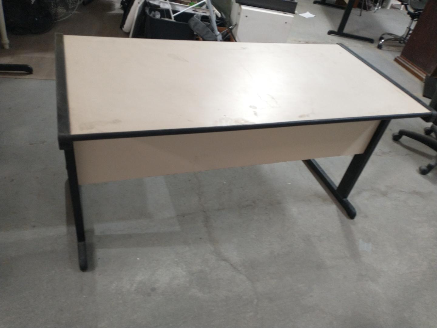 Mesa de Escritório c/ 2 gavetas em MDP / Aço Bege 73 cm x 140 cm x 69 cm