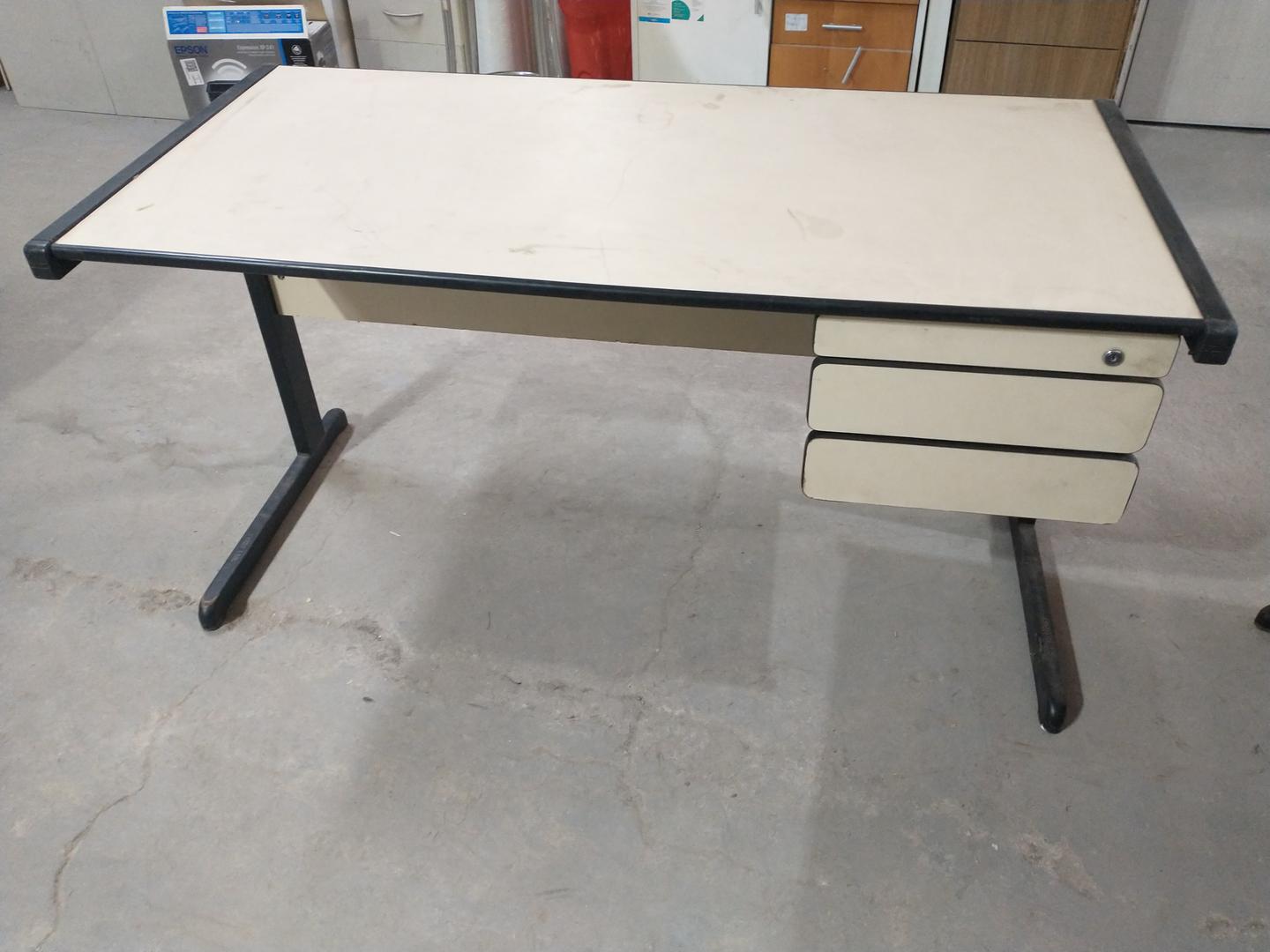 Mesa de Escritório c/ 2 gavetas em MDP / Aço Bege 73 cm x 140 cm x 69 cm