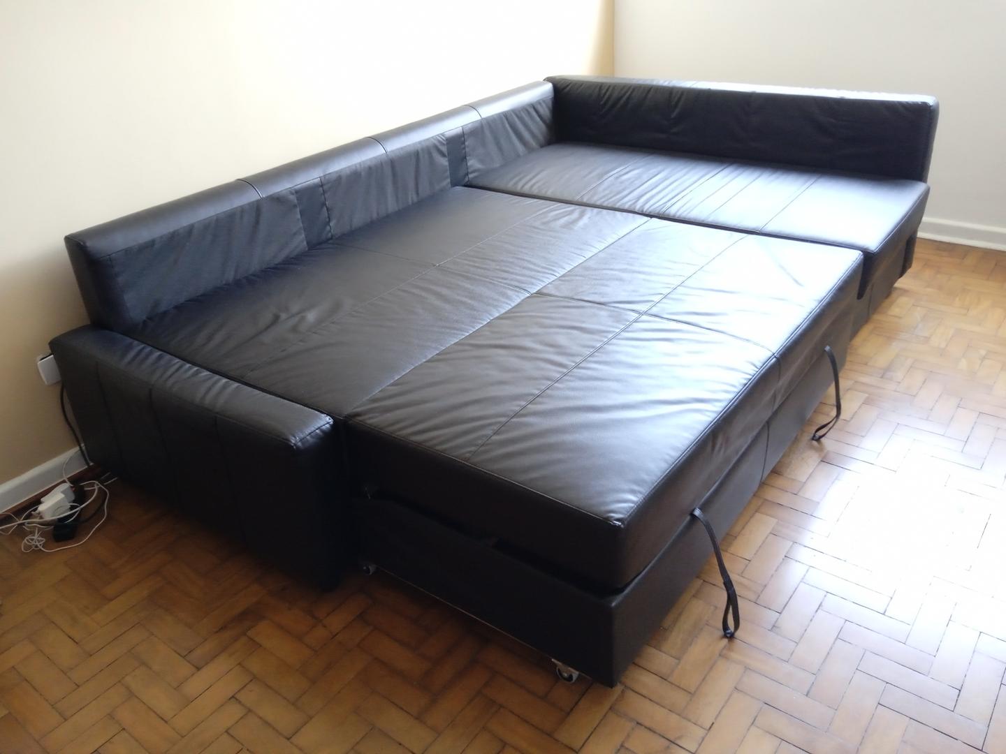 Sofá cama em L c/ baú em Couro Ecológico / Tecido Preto 87 cm x 220 cm x 90 cm