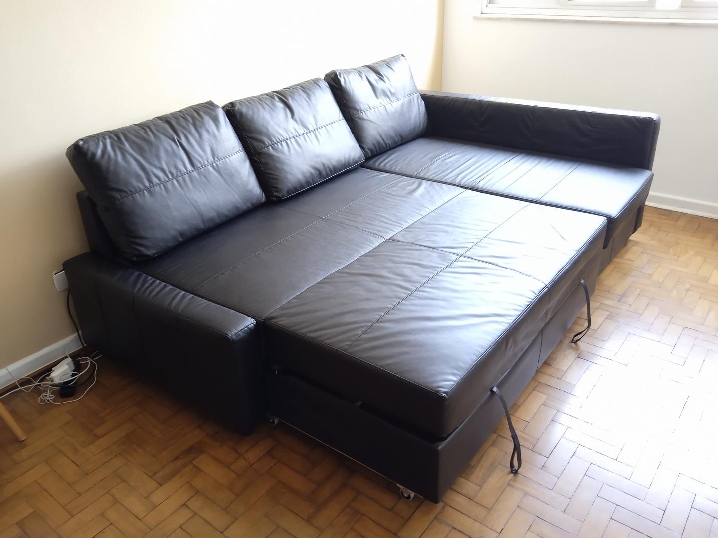 Sofá cama em L c/ baú em Couro Ecológico / Tecido Preto 87 cm x 220 cm x 90 cm