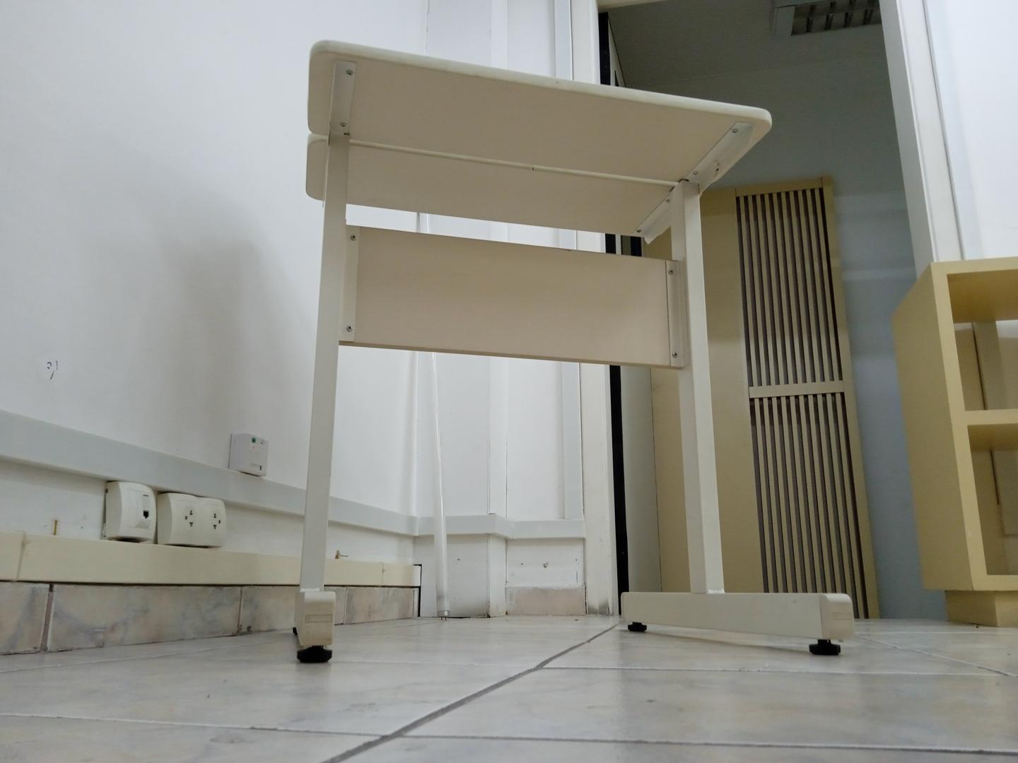 Mesa de apoio em MDF / Aço Branco 75 cm x 66 cm x 43 cm