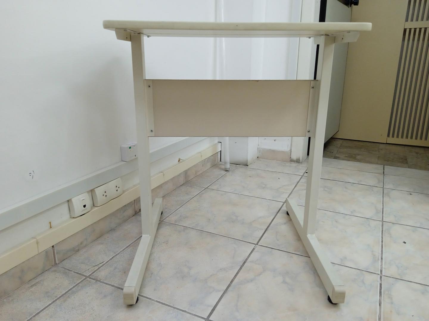 Mesa de apoio em MDF / Aço Branco 75 cm x 66 cm x 43 cm